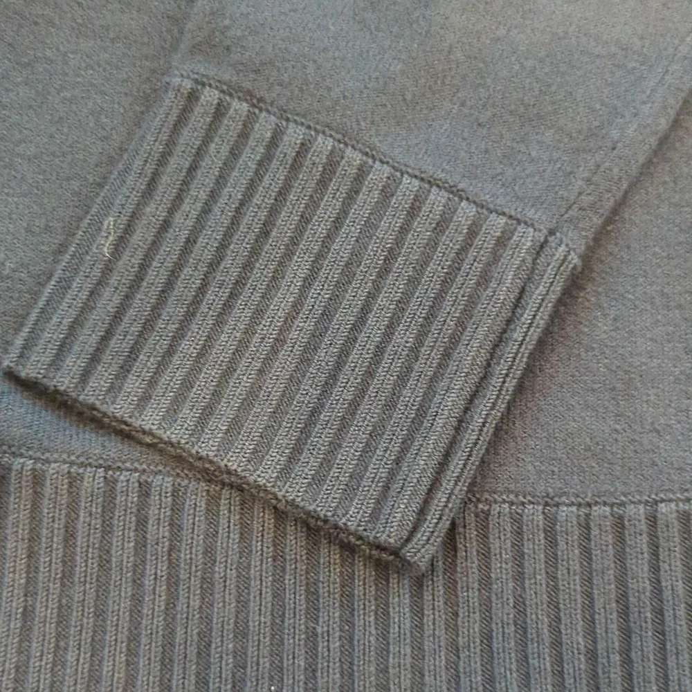 Ann Taylor Petites Low Cut V-Neck Sweater. Dark Blue Size Medium Petite - Picture 8 of 8